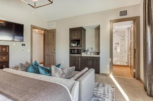 uma sala de estar com um sofá e uma cozinha em Premium Room Hotel Room em Park City