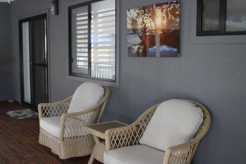 Posezení v ubytování Ally’s Umina Oasis, pet-friendly spa coastal oasis