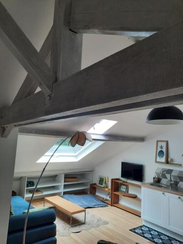 - un salon avec un plafond voûté et un canapé dans l'établissement L'ILE DES PREVOTS, à Crosne