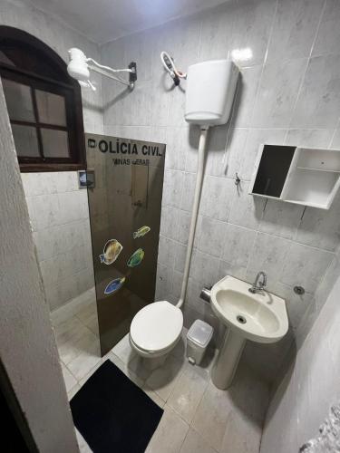 łazienka z toaletą i umywalką w obiekcie Casa Amarela Cipó Suítes e Cipó Kombi VIP 600m centro Serra do Cipó w mieście Santana do Riacho