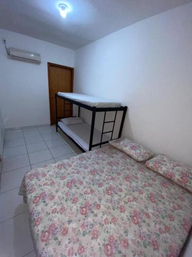 Katil atau katil-katil dalam bilik di Residencial pimenta - aluguel temporada - apto mobiliado