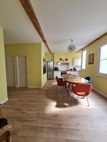 une cuisine et une salle à manger avec une table et des chaises dans l'établissement Chez Nicola & Aurélie, sur les quais de Sète, à Sète