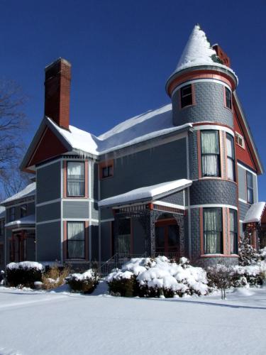 ラディントンにあるThe Fresh Coast Inn at Ludingtonの雪屋根の大家