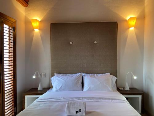 una camera da letto con un grande letto bianco con due lampade di Sophisticated 4BR House with Pool in Cartagena a Cartagena de Indias