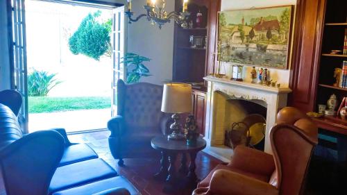 uma sala de estar com um sofá e uma lareira em Moradia entre o Mar e a Ria em Gafanha da Nazaré