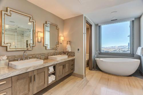 ein Badezimmer mit zwei Waschbecken und einem großen Fenster in der Unterkunft Two Bedroom Penthouse apartment hotel in Park City