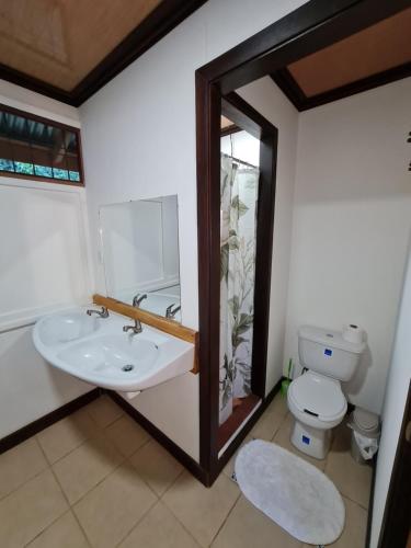 ein Bad mit einem Waschbecken und einem WC in der Unterkunft Casa Samia in Cahuita