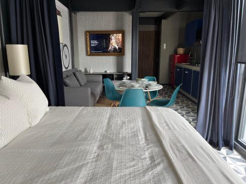 sypialnia z łóżkiem, stołem i krzesłami w obiekcie Espectacular Loft en la Condesa cama King Size w mieście Meksyk