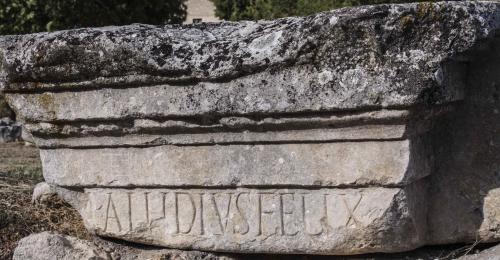 a stone wall with the word university written on it at Casa Vacanze Antico Poggio in Poggio San Giovanni