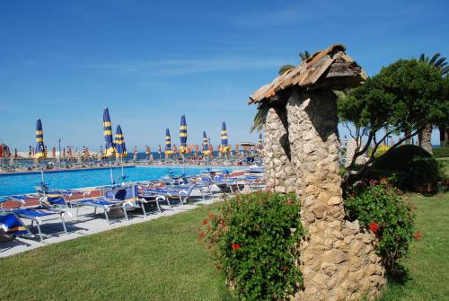 Bazén v ubytování Hotel Baia Del Sole nebo v jeho okolí