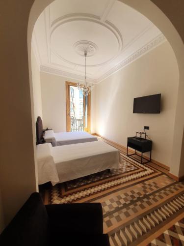 Кровать или кровати в номере Hostal Lausanne