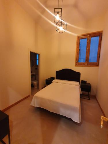 Ένα ή περισσότερα κρεβάτια σε δωμάτιο στο Hostal Lausanne