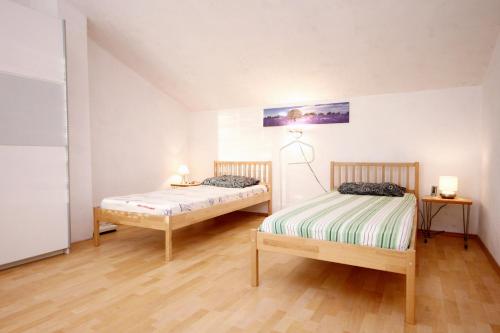 Postel nebo postele na pokoji v ubytování Apartments with a parking space Okrug Gornji, Ciovo - 9444