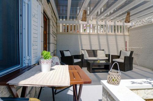 un patio avec une table et des chaises sur un balcon dans l'établissement Apartments by the sea Lumbarda, Korcula - 9325, à Lumbarda
