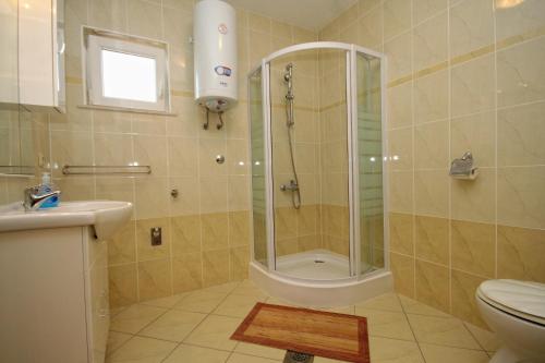 Kúpeľňa v ubytovaní Apartments by the sea Zubovici, Pag - 9363