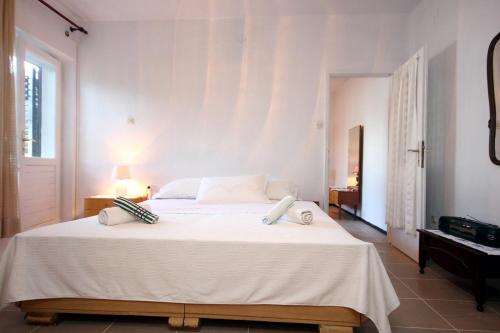 Postel nebo postele na pokoji v ubytování Apartments by the sea Podstrana, Split - 9412