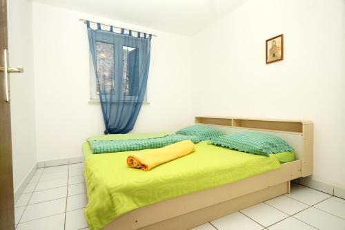 Posteľ alebo postele v izbe v ubytovaní Apartments with a parking space Vidalici, Pag - 9393