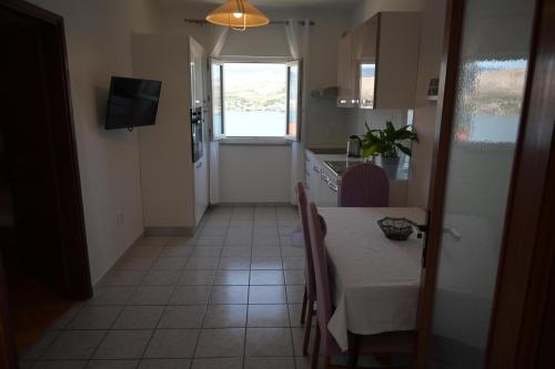 Televízia a/alebo spoločenská miestnosť v ubytovaní Apartments with parking spaces Pag - 9388