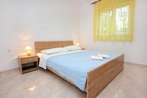 Postel nebo postele na pokoji v ubytování Apartments by the sea Vlasici, Pag - 9324