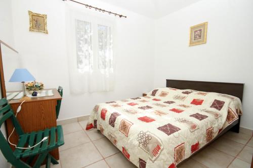Katil atau katil-katil dalam bilik di Apartments with a parking space Vlasici, Pag - 9348