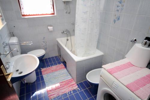 ein Badezimmer mit einem Waschbecken, einem WC und einer Badewanne in der Unterkunft Apartments with a parking space Bosana, Pag - 9374 in Pag