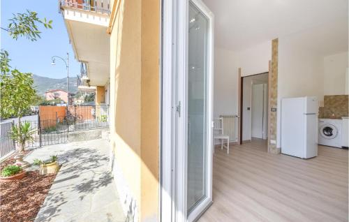 Apartament z balkonem z widokiem na kuchnię w obiekcie 2 Bedroom Stunning Apartment In Rapallo w Rapallo