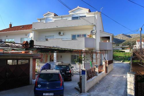 Apartments with parking space Trogir - 9455