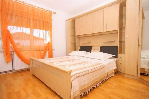 Apartments with parking space Trogir - 9455