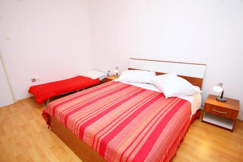 Apartments with parking space Trogir - 9455