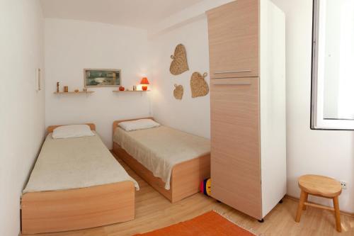 Posteľ alebo postele v izbe v ubytovaní Apartments by the sea Mavarstica, Ciovo - 9432