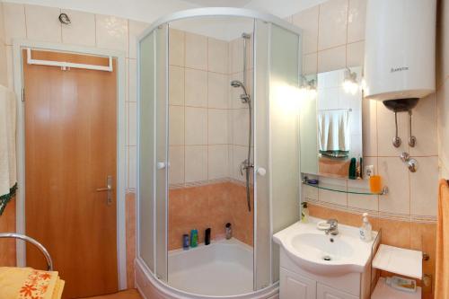 Kúpeľňa v ubytovaní Apartments by the sea Mavarstica, Ciovo - 9432