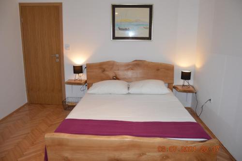 Postel nebo postele na pokoji v ubytování Apartments by the sea Stara Novalja, Pag - 9396