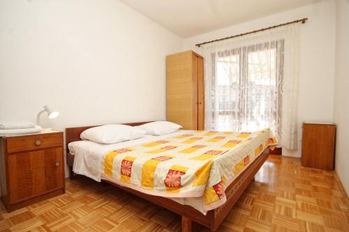 une chambre avec un lit, une commode et une fenêtre dans l'établissement Apartments by the sea Zavalatica, Korcula - 9315, à Zavalatica