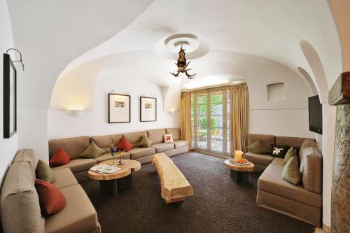 a living room with couches and a table at Hotel zur Post in Aschheim