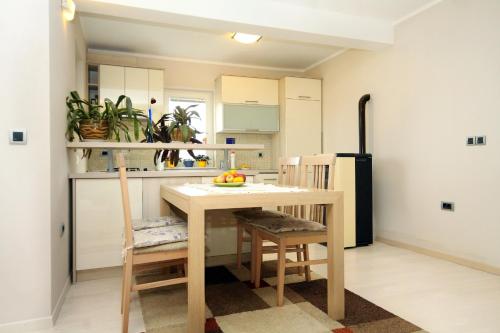Kuchyň nebo kuchyňský kout v ubytování Apartments by the sea Stara Novalja, Pag - 9416