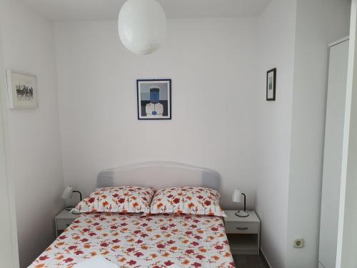 Posteľ alebo postele v izbe v ubytovaní Apartments by the sea Okrug Gornji, Ciovo - 9469