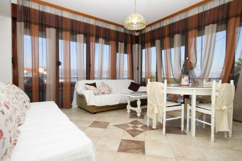 een woonkamer met een tafel en een bank bij Apartments by the sea Slatine, Ciovo - 9454 in Slatine