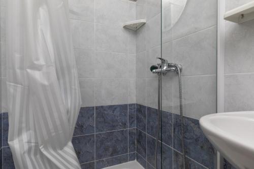 Ένα μπάνιο στο Apartments with parking space Sumpetar, Omis - 9436