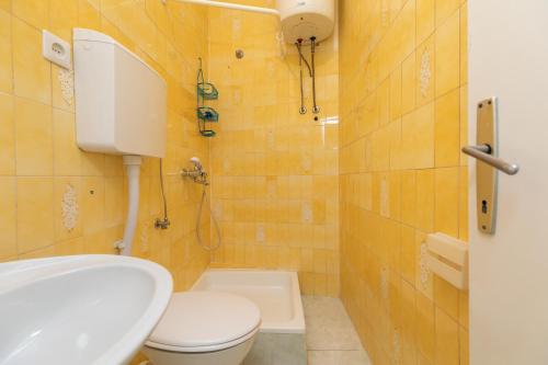 Ένα μπάνιο στο Apartments with parking space Sumpetar, Omis - 9436