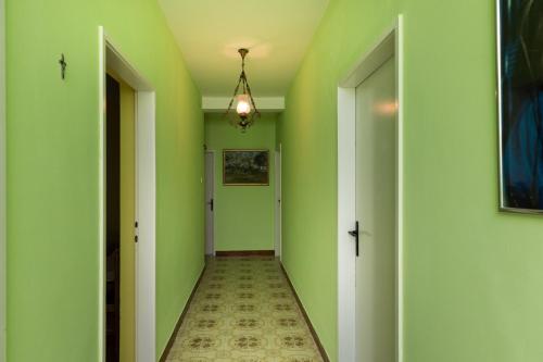 Μια τηλεόραση ή/και κέντρο ψυχαγωγίας στο Apartments with parking space Sumpetar, Omis - 9436