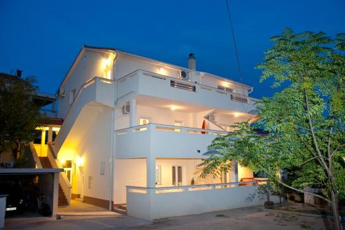 Gallery image of Apartments with a parking space Novalja, Pag - 9342 in Novalja