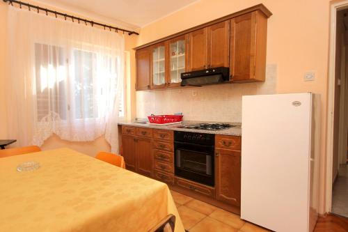 Kuchyň nebo kuchyňský kout v ubytování Apartments by the sea Stara Novalja, Pag - 9352