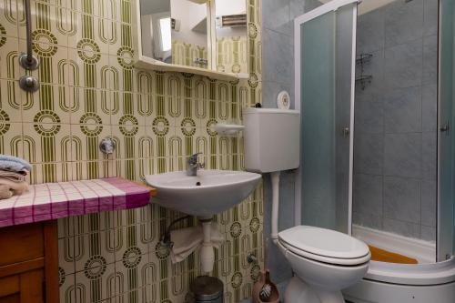 Ένα μπάνιο στο Apartments by the sea Sumpetar, Omis - 9435