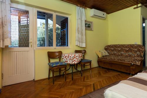 Ένα ή περισσότερα κρεβάτια σε δωμάτιο στο Apartments by the sea Sumpetar, Omis - 9435