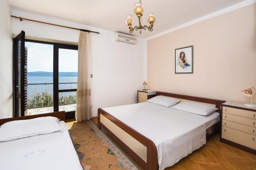 Un pat sau paturi într-o cameră la Seaside apartments with a swimming pool Marusici, Omis - 10009