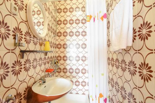 Ένα μπάνιο στο Seaside apartments with a swimming pool Marusici, Omis - 10009