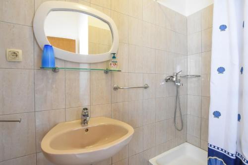 Koupelna v ubytování Apartments by the sea Marusici, Omis - 10012