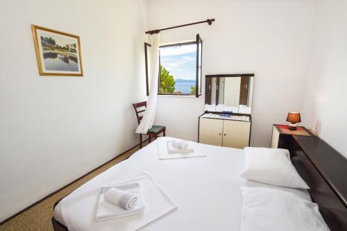 Postel nebo postele na pokoji v ubytování Apartments by the sea Marusici, Omis - 10012