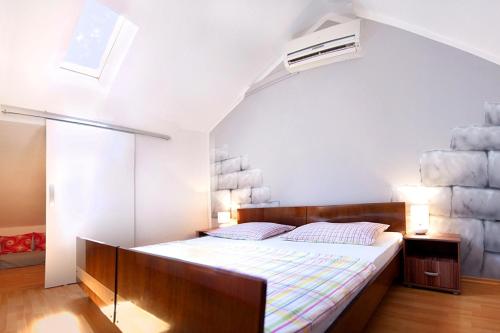 Apartments with parking space Vodice - 10022