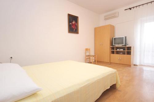 biała sypialnia z łóżkiem i telewizorem w obiekcie Studio Zubovici 9365b w mieście Zubovići